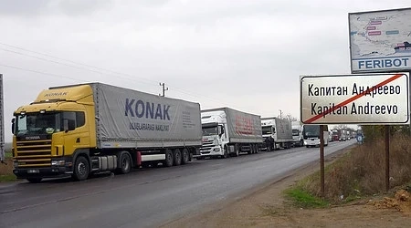 Колона от тирове блокира ГКПП \