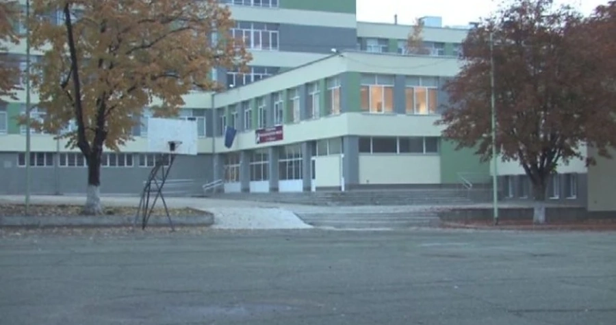 Спипаха виновника за скритата камера в тоалетната на училище