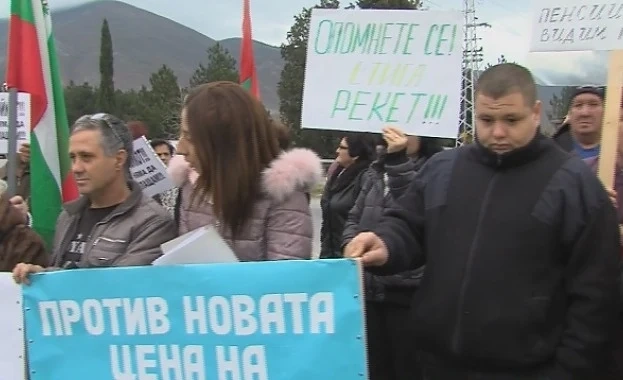 Жители протестират срещу скъпата вода. Блокираха главен път   