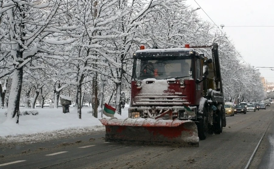 300 снегорина са почиствали републиканските пътища в районите със снеговалеж