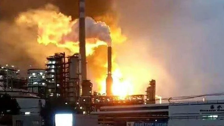 Десетки в болница след взрив в завод в Китай 