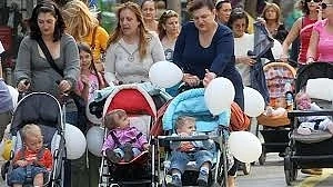 Депутатите вдигнаха с 40 лв. майчинските за втората година