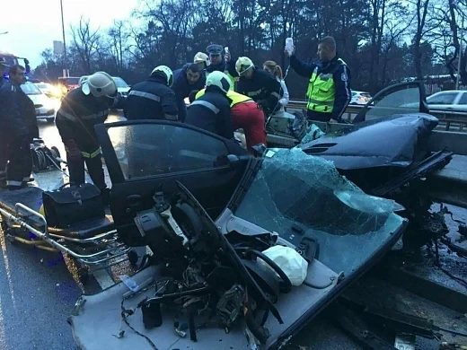 Кола се наниза в мантинела до телевизионната кула  