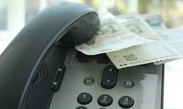 Жена хвърли 10 бона от терасата