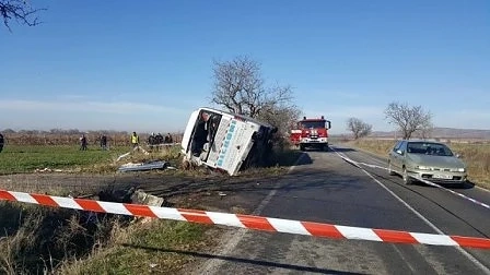 Автобус се удари в дърво в Новозагорско, двама загинаха (СНИМКИ)