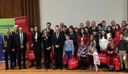 Деца на загинали полицаи и пожарникари получиха по 700 лева