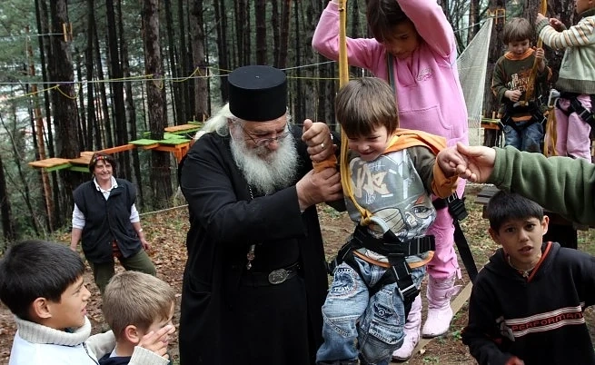 Отец Иван остава без ток по Коледа