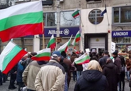 Корнелия Нинова и БСП излизат на протест пред КЕВР срещу вдигането цената на водата
