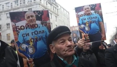 Заради поскъпването на водата: Протестиращи се събраха пред КЕВР (СНИМКИ)