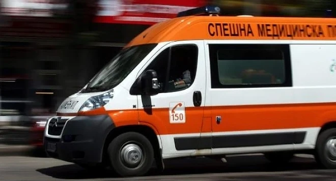 Жена със съмнение за инсулт чака линейка два часа