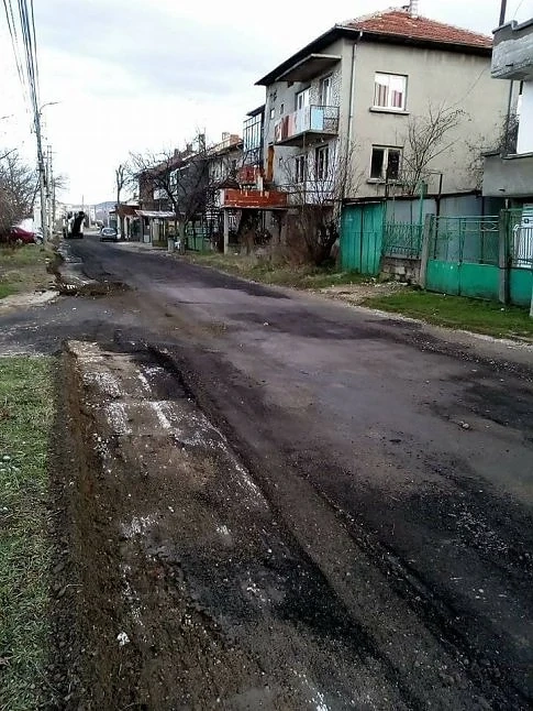 Абсурдите в държавата! Асфалтираха улица в Ловеч заради министър, после махнаха асфалта 