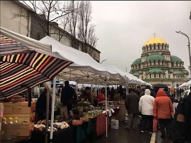 Огромен брой посетители се радват на Коледния фермерски пазар в София