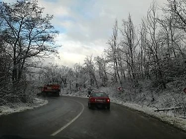 500 снегорина чистят пътищата на страната    