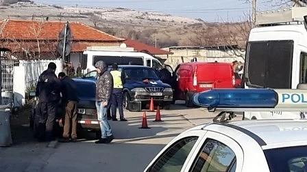 Джип уби 11-годишно дете в село Първенец, роднините на бунт (СНИМКИ)