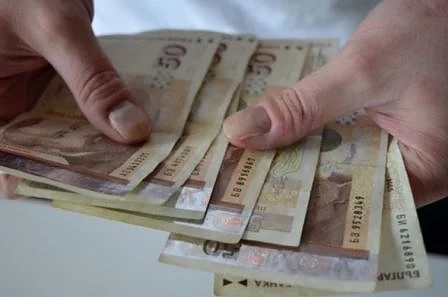 Минималната заплата става 510 лв.