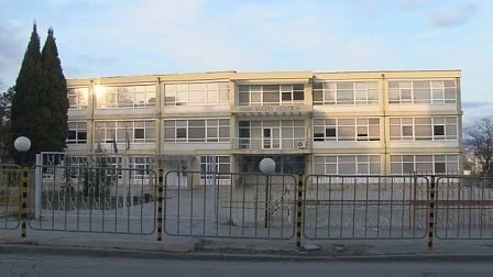 Училище, построено преди 5 години във Варна, вече се руши (СНИМКИ)