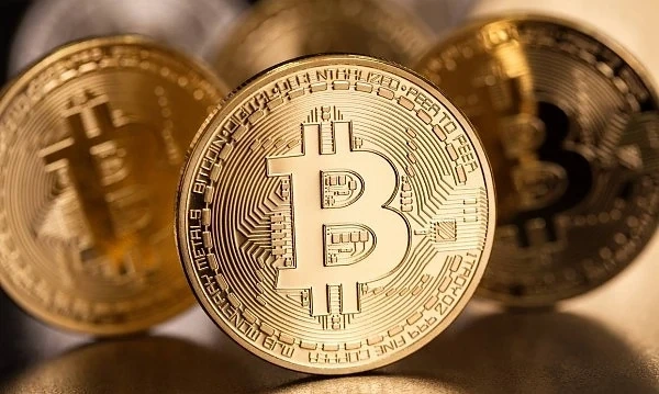 Биткойнът се срина под 13 000 долара
