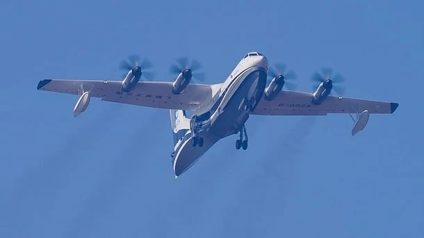 Самолетът-амфибия направи първия си полет 