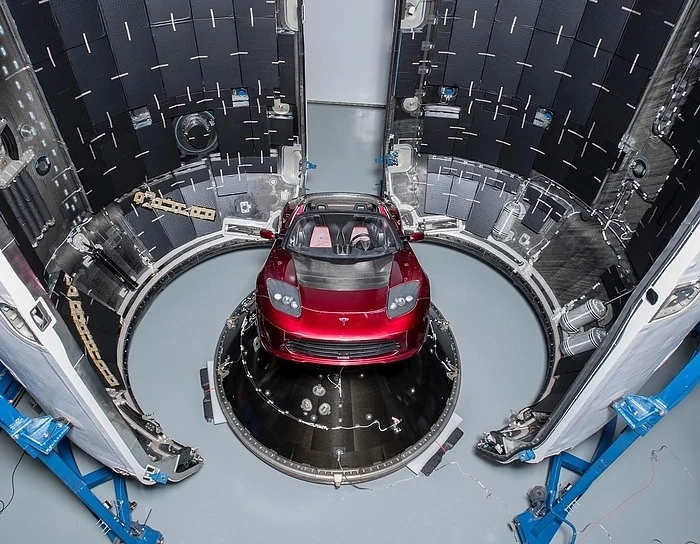 Илон Мъск праща в космоса Tesla Roadster