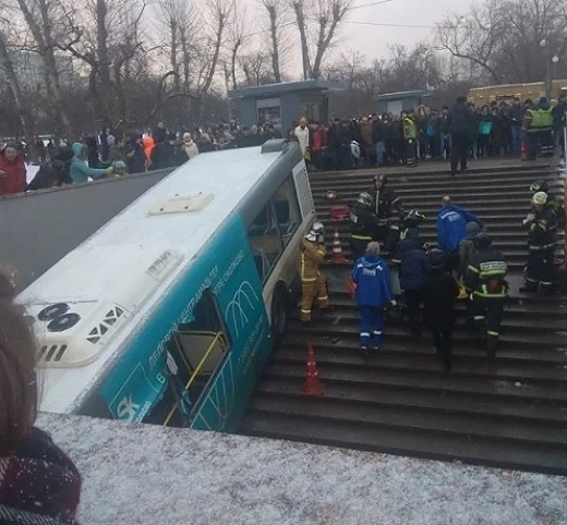 Автобус се е врязал в пешеходен подлез в Москва
