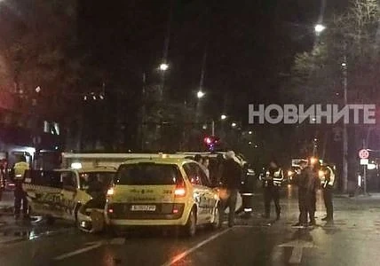 Полицейски бус се обърна след сблъсък с две таксита във Варна, има ранени (СНИМКИ)