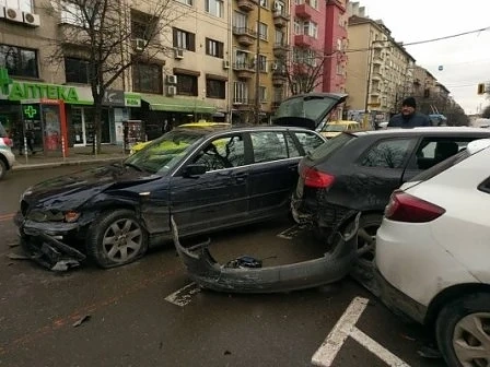 Кола блъсна три други на бул. „Патриарх Евтимий” в столицата (СНИМКИ)