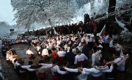 Деца поведоха леденото хоро в Калофер