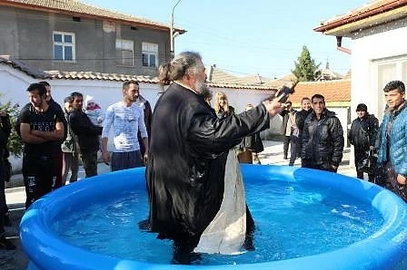 Богоявленският кръст на Любимец - в надуваем басейн (СНИМКИ)