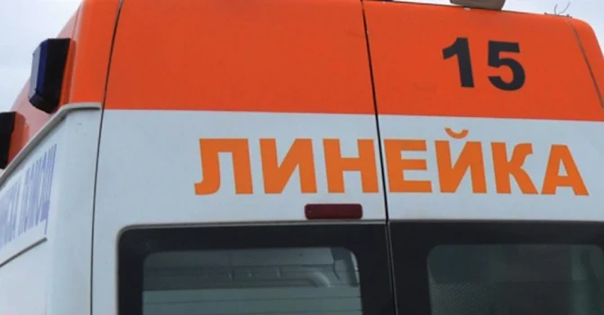 Кола блъсна трима на пешеходна пътека