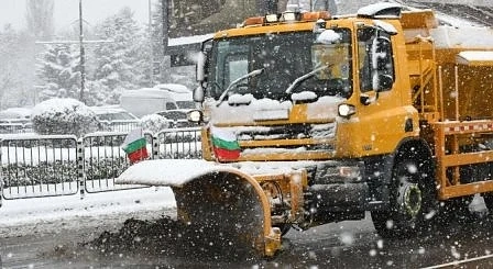 61 снегорина чистят пътищата в София