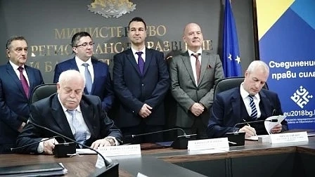 Подписаха договора за изграждане на тол системата