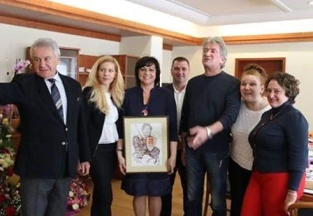 Корнелия Нинова в доспехи с щит и меч върху кон за ЧРД! (СНИМКИ)
