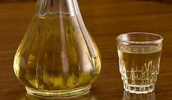 Полицията иззе 60 литра ракия от селска къща   