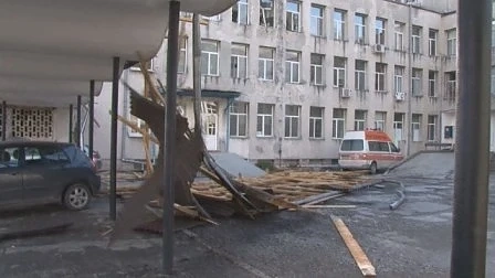 Ураганен вятър причини щети в цялата страна (СНИМКИ)