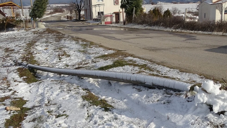 Ураганен вятър събори няколко електрически стълбове в Благоевградско