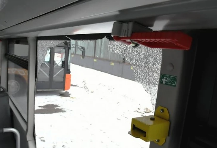 Автобус се блъсна в паркирана кола в Пловдив 