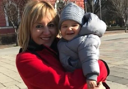 Баба и внуче: Мая Манолова се радва с малкия Макси в Кюстендил (СНИМКА)