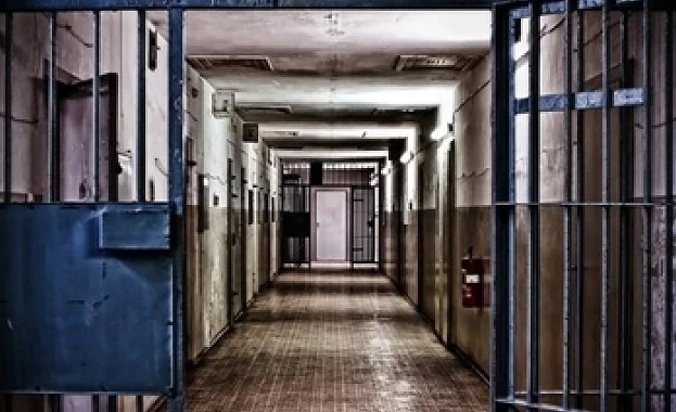 Служителите в затворите продължават протеста си