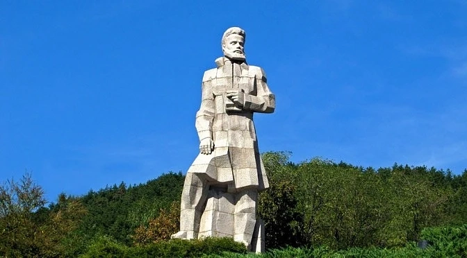 Паметникът на Христо Ботев в Калофер се руши