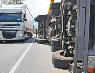 Бурният вятър обърна ТИР край Мездра 