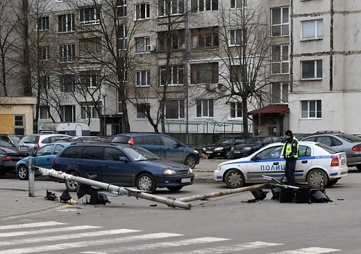 Вятърът повали стълбове и обърна контейнери  