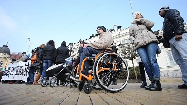 Родители на деца с увреждания излизат на протест 