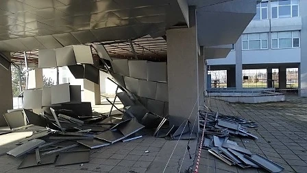 Окачен таван паднал в университета в Благоевград от силния вятър (СНИМКИ)