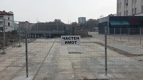 Малка част централния площад в Пловдив се оказа частна собственост