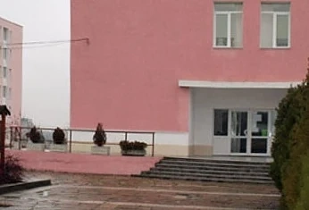 Некачествен ремонт! Рухна ограда на училище в Хасково
