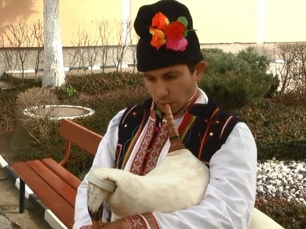 Плевенско училище бори агресията с гайда   