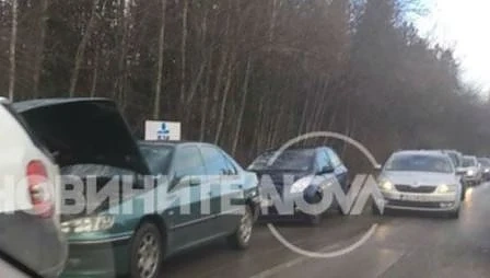 Над 10 коли се удариха при катастрофа в София (СНИМКИ)