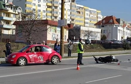 Трима ранени, след като моторист се блъсна в кола в Благоевград (СНИМКИ) 