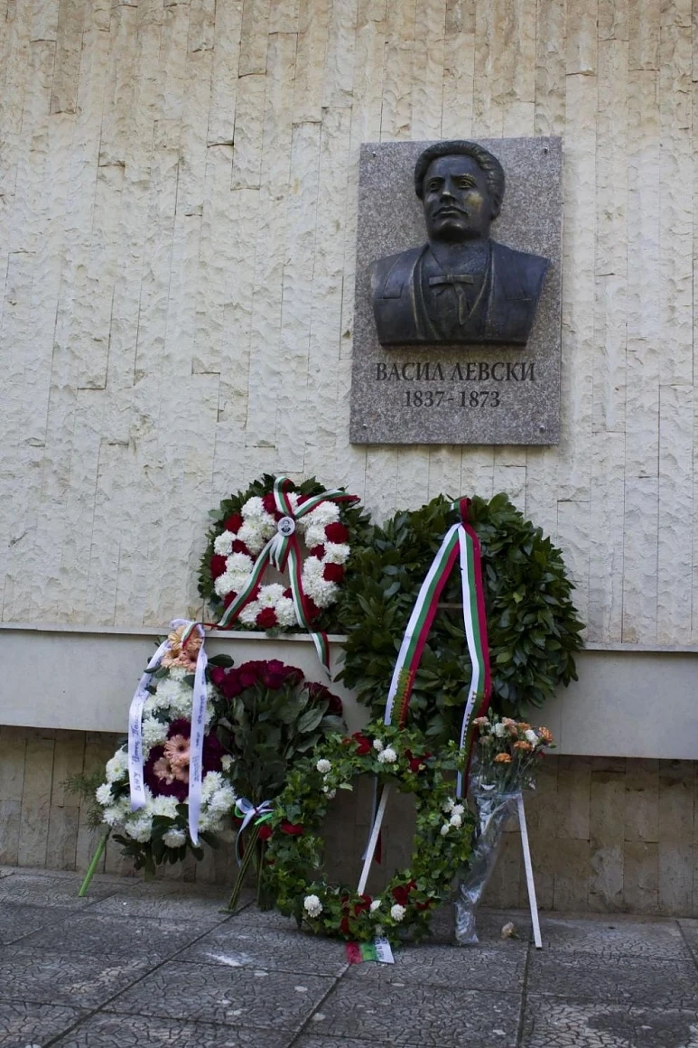 Паметна плоча на Левски откриха в посолството ни в Атина