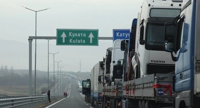 Срив в системата блокира всички граници в страната 